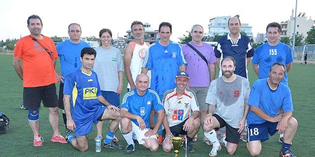 Νάτοι οι Πρωταθλητές… Την 1η θέση στο πρωτάθλημα γονέων κατέκτησε η ομάδα του Παιδικού 1, μετά τη νίκη τους με 1-0 στον τελικό με τα Αστεράκια. (Φωτορεπορτάζ)