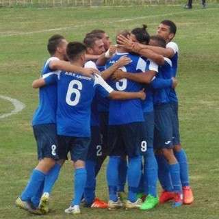 Μεγαλειώδης εμφάνιση και νίκη για τους Τράχωνες που νίκησαν σε αγώνα γκραν γκινιόλ το Ηράκλειο με 3-2 για το πρωτάθλημα της Γ΄ Εθνικής και έδωσαν πολλές υποσχέσεις για το μέλλον. Άκρως επιτυχημένο το ντεμπούτο του νέου προπονητικού τιμ.